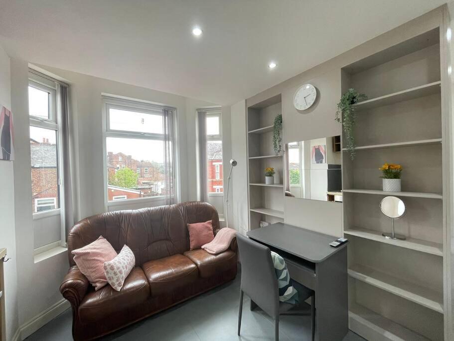 Bijou Studio Flat Curry Mile - Newly Renovated - Free Parking * Manchester