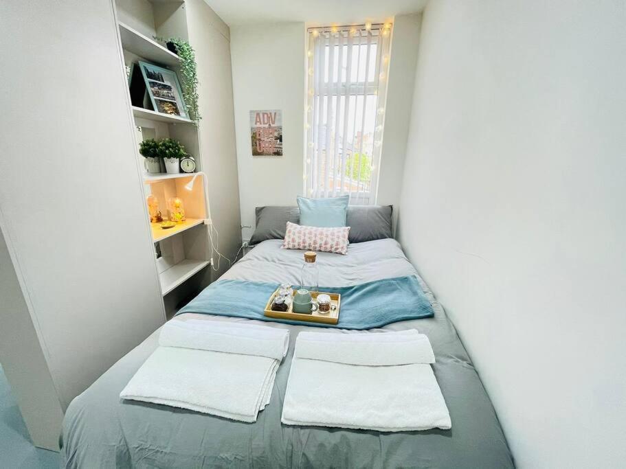 Bijou Studio Flat Curry Mile - Newly Renovated - Free Parking Apartment Manchester