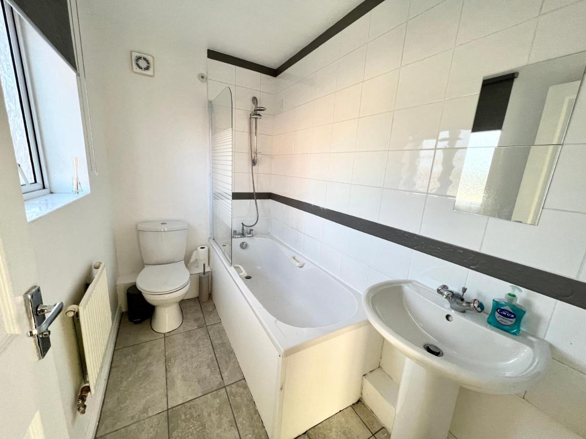 Spacious 3-bedroom House With 5 Beds And Sofa-bed Manchester