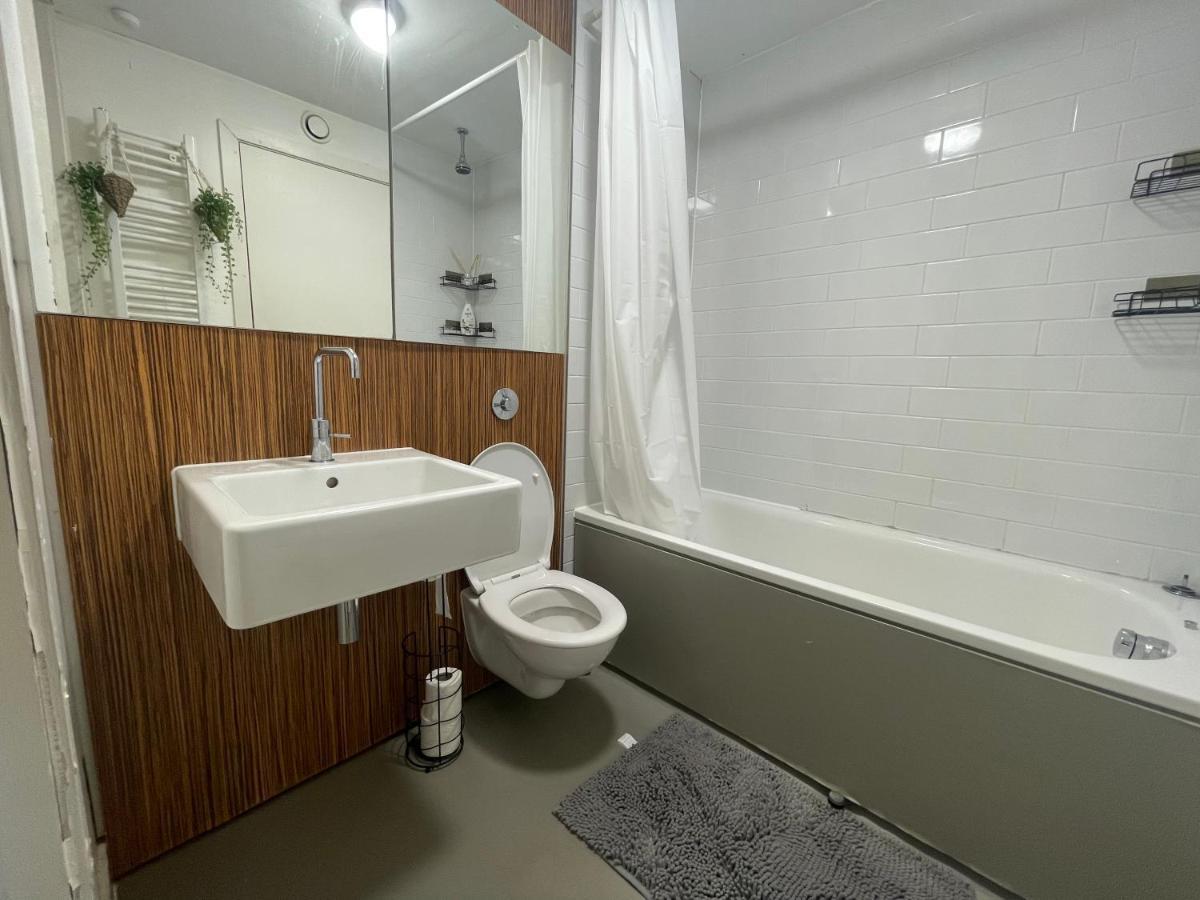 Lovely 1-bedroom With Parking Manchester