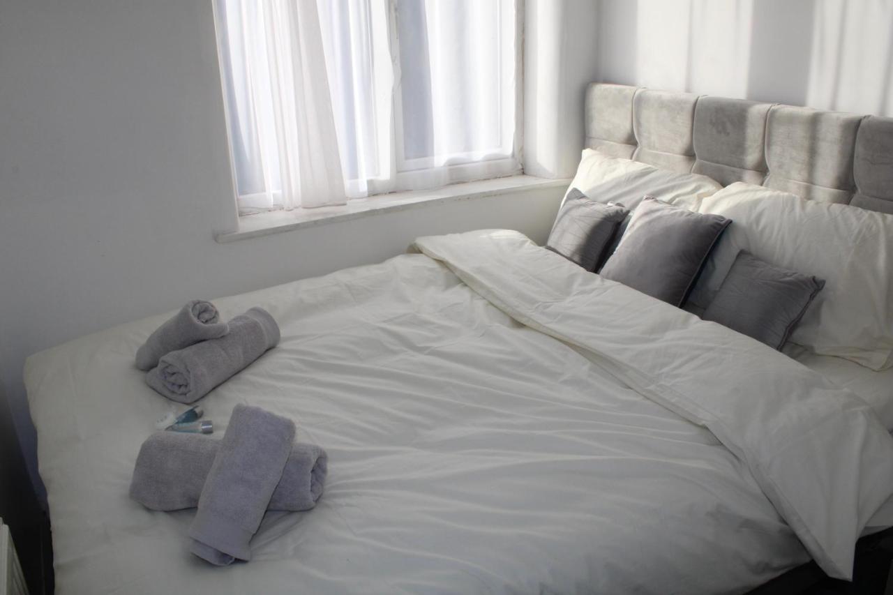 Beautiful 3 Bedroom House With Parking Holiday home *