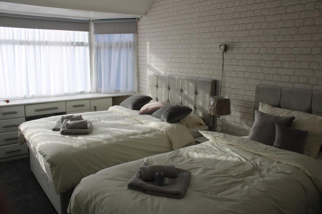 Beautiful 3 Bedroom House With Parking *