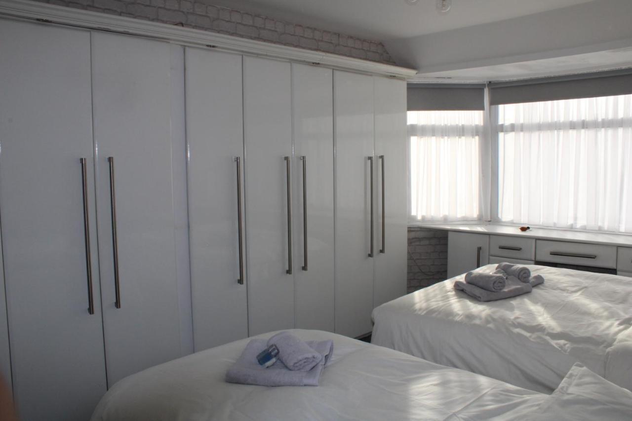Holiday home Beautiful 3 Bedroom House With Parking