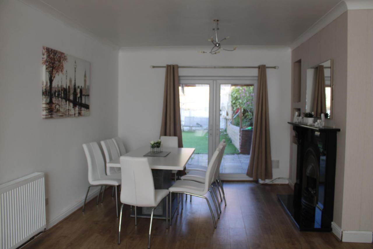 Holiday home Beautiful 3 Bedroom House With Parking *