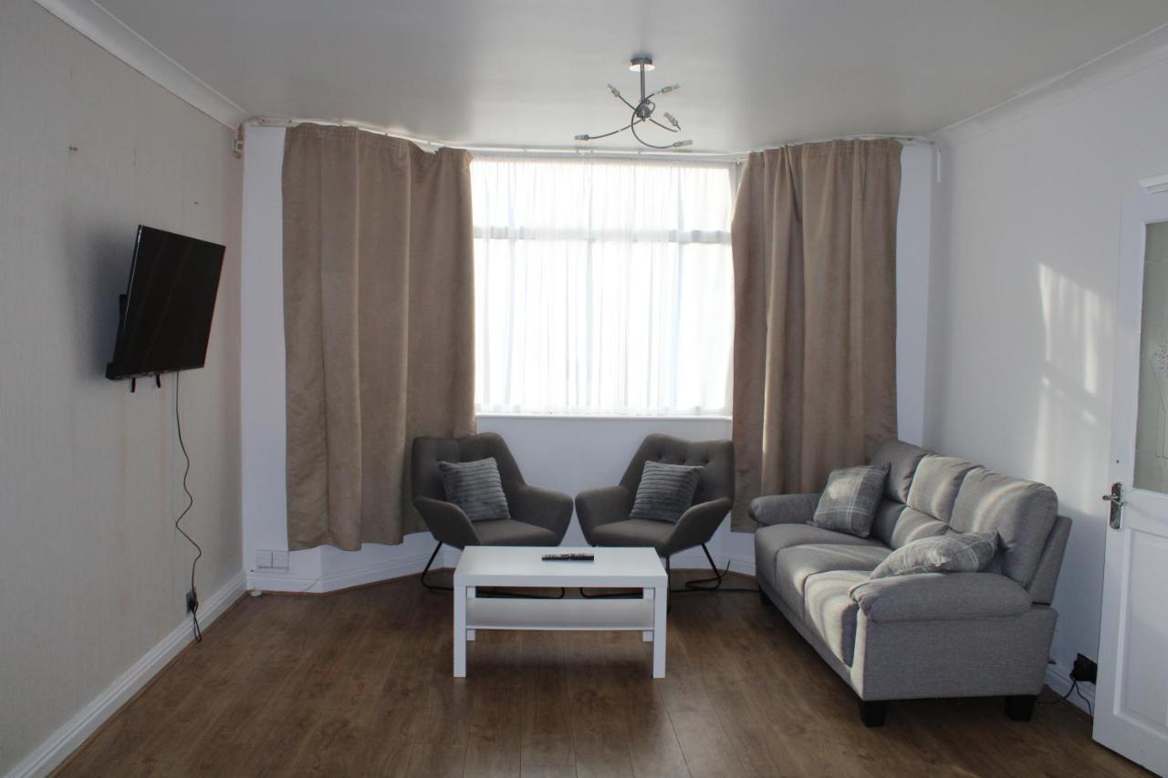 Beautiful 3 Bedroom House With Parking Holiday home Manchester