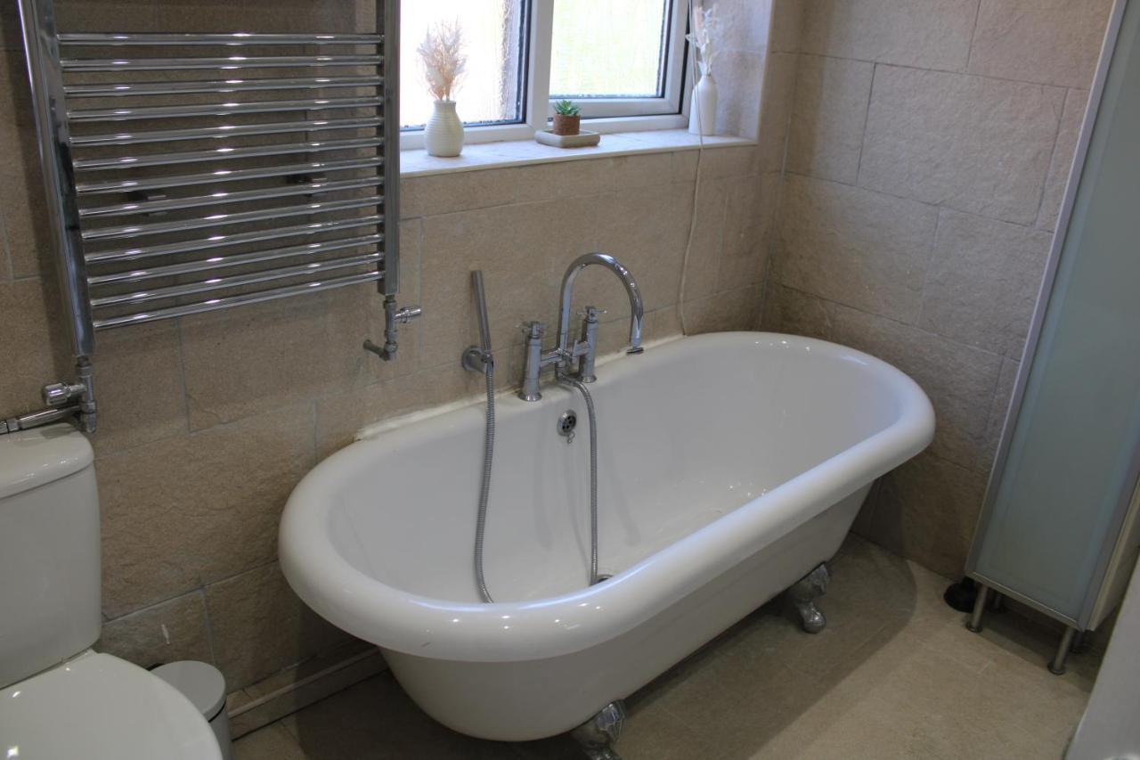 Beautiful 3 Bedroom House With Parking * Manchester