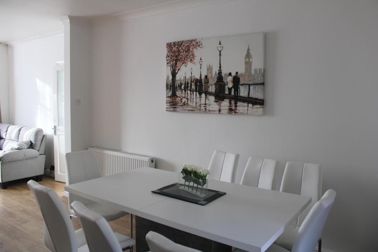 Beautiful 3 Bedroom House With Parking Manchester