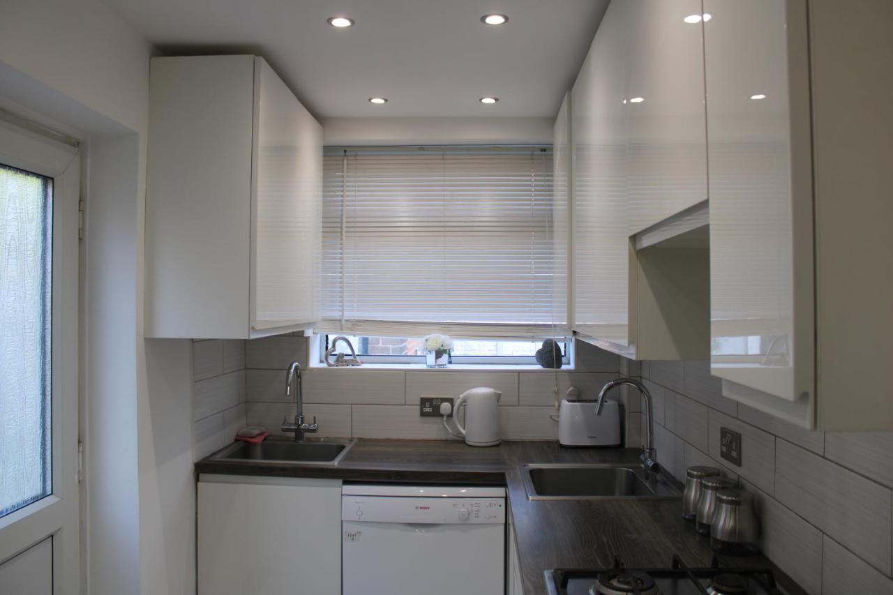 Beautiful 3 Bedroom House With Parking * Manchester