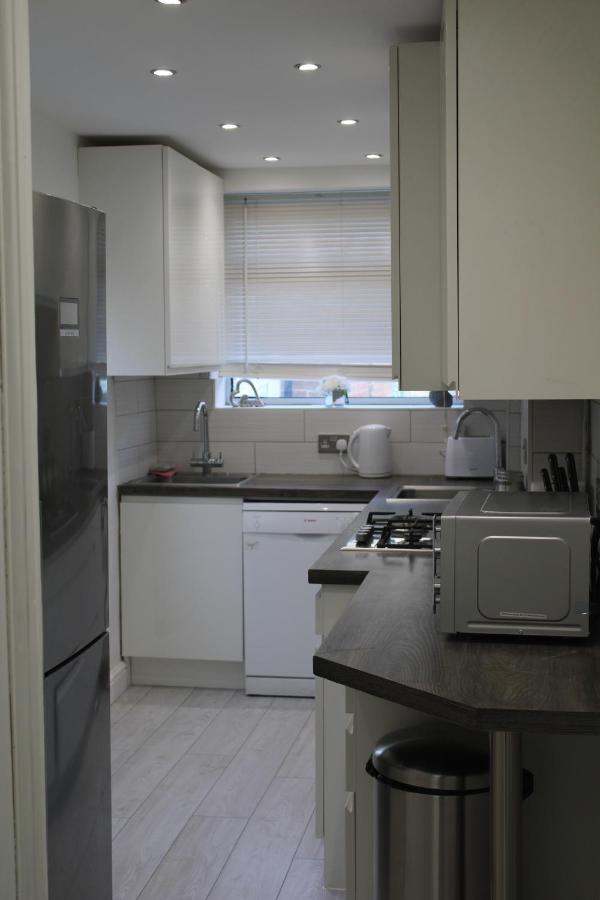 Beautiful 3 Bedroom House With Parking *