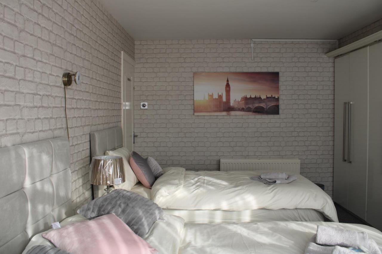 Holiday home Beautiful 3 Bedroom House With Parking Manchester