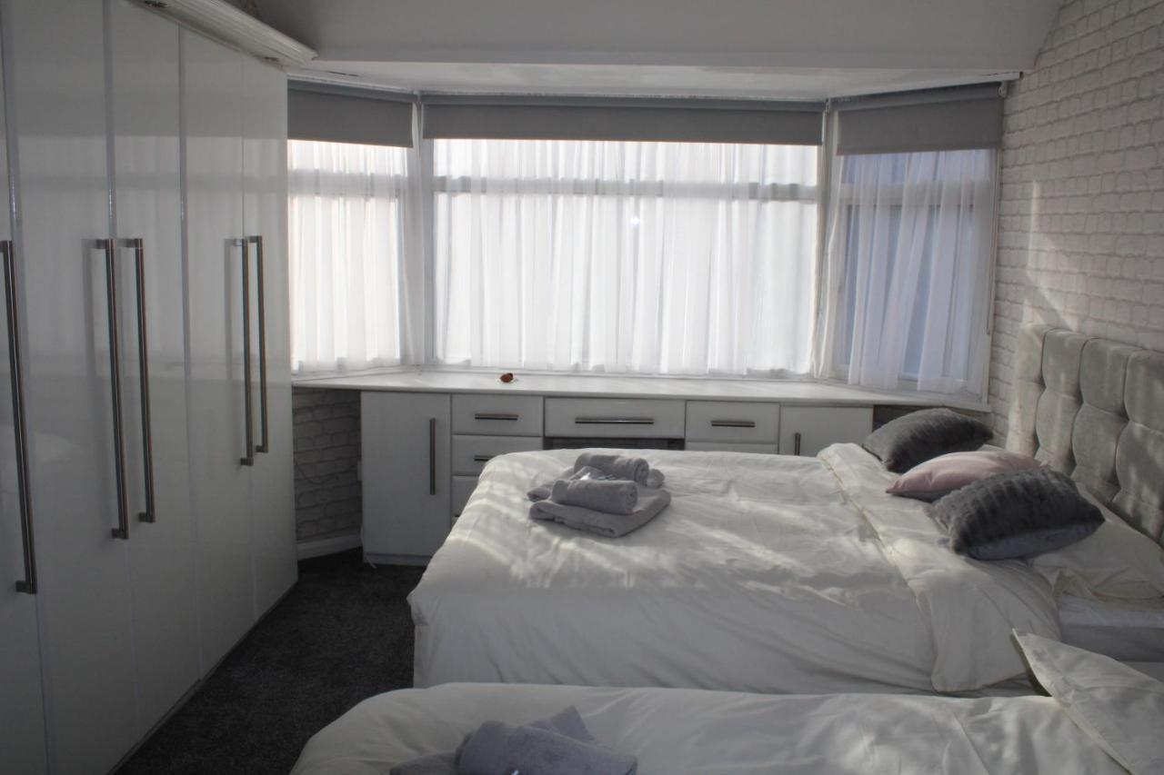 Beautiful 3 Bedroom House With Parking Holiday home