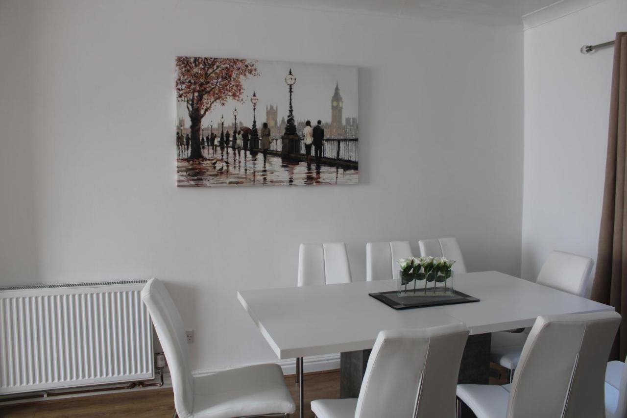 Holiday home Beautiful 3 Bedroom House With Parking Manchester