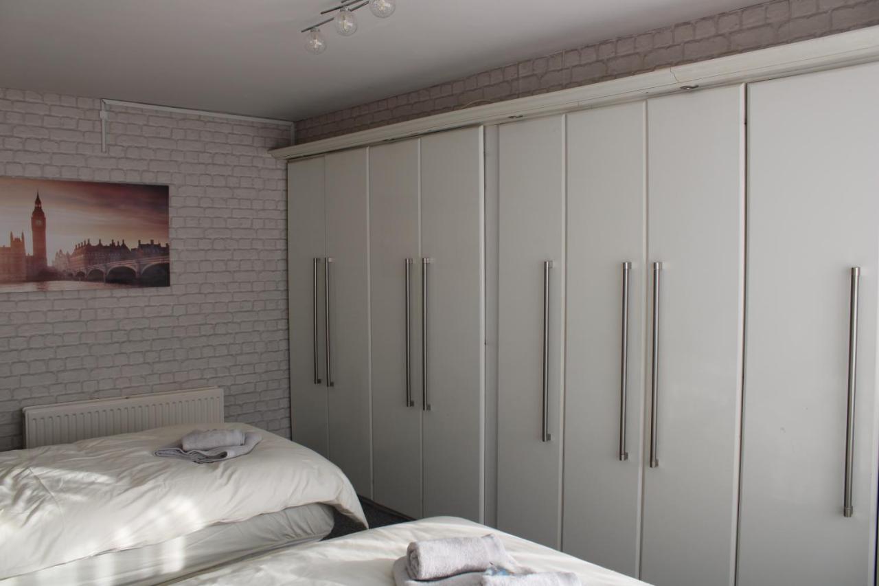Beautiful 3 Bedroom House With Parking Holiday home Manchester
