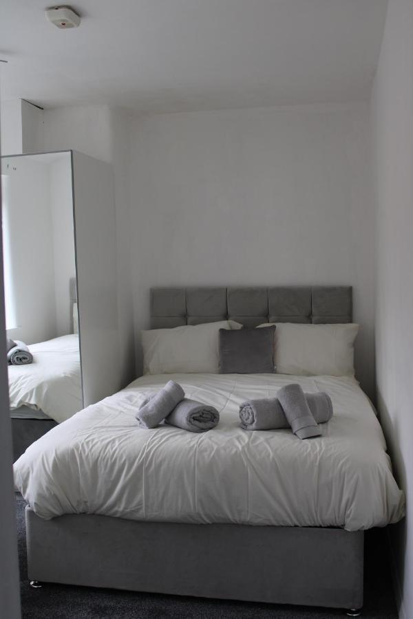 Beautiful 3 Bedroom House With Parking * Manchester