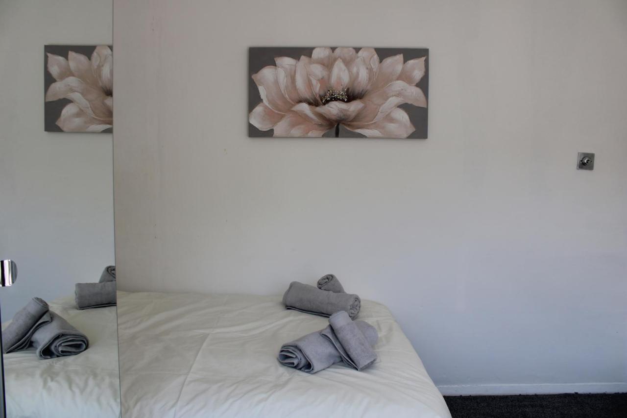 Beautiful 3 Bedroom House With Parking *