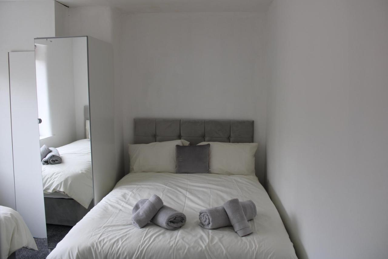 Beautiful 3 Bedroom House With Parking Holiday home *