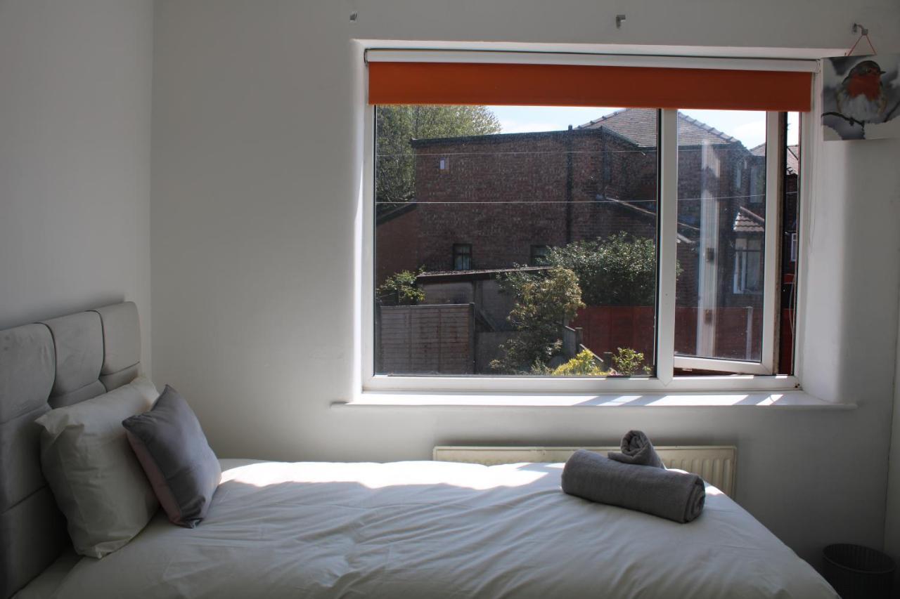 Beautiful 3 Bedroom House With Parking Manchester