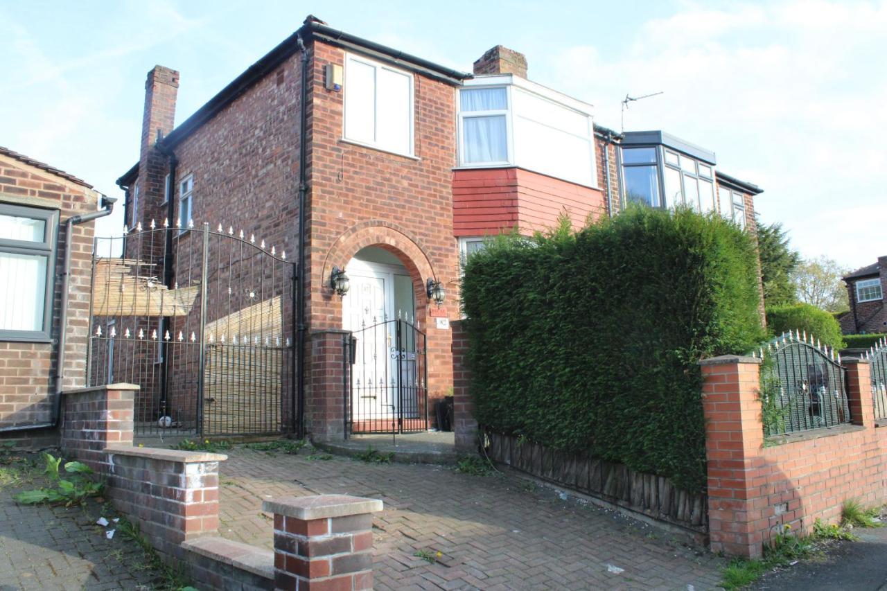Beautiful 3 Bedroom House With Parking Manchester