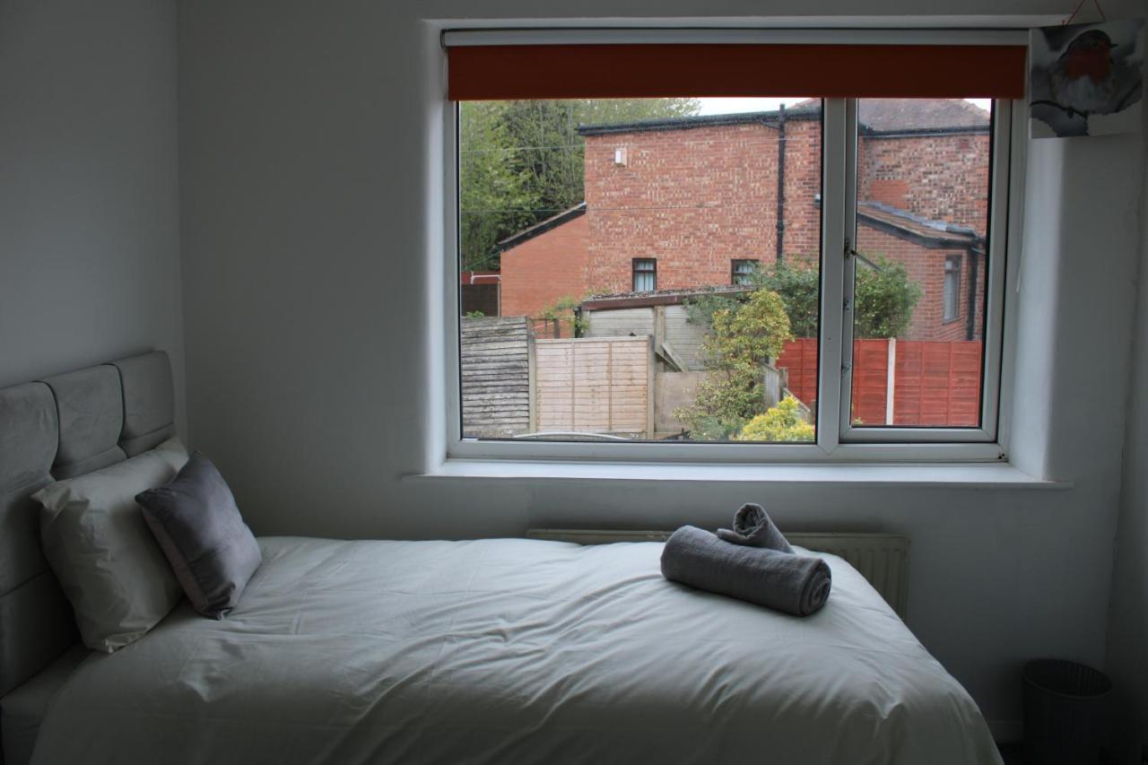 Holiday home Beautiful 3 Bedroom House With Parking Manchester