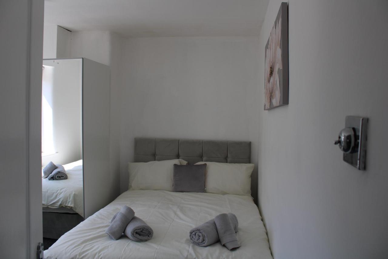 Beautiful 3 Bedroom House With Parking Holiday home *