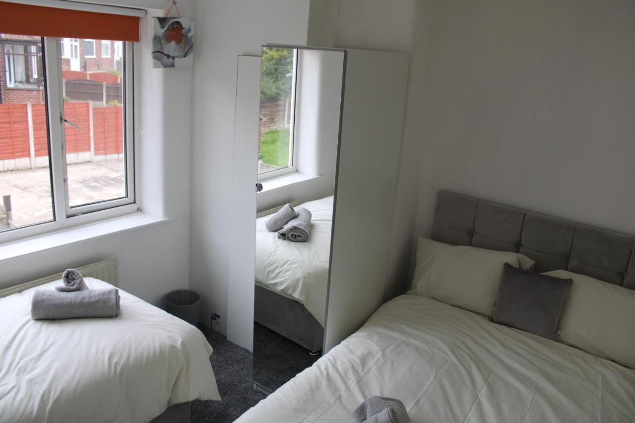 Beautiful 3 Bedroom House With Parking Manchester