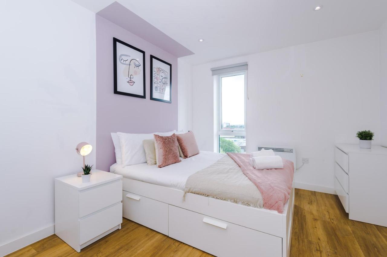 Stunning Scandi Centre Penthouse - Sleeps 10 - Parking Apartment *