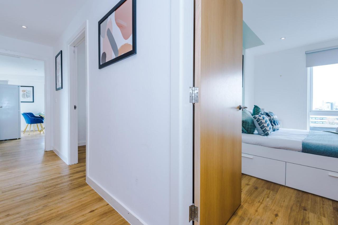 Stunning Scandi Centre Penthouse - Sleeps 10 - Parking Apartment