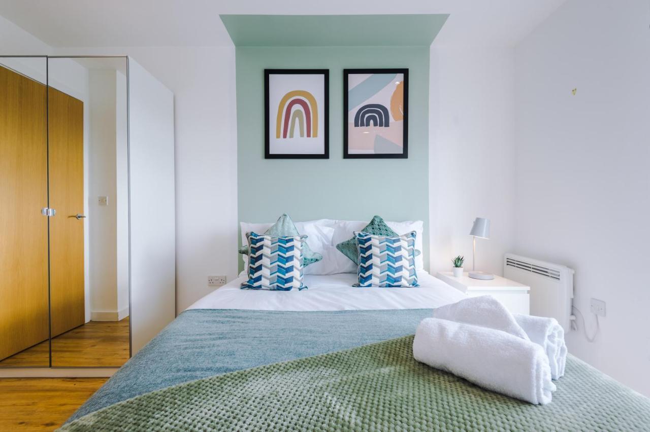 Stunning Scandi Centre Penthouse - Sleeps 10 - Parking Apartment *