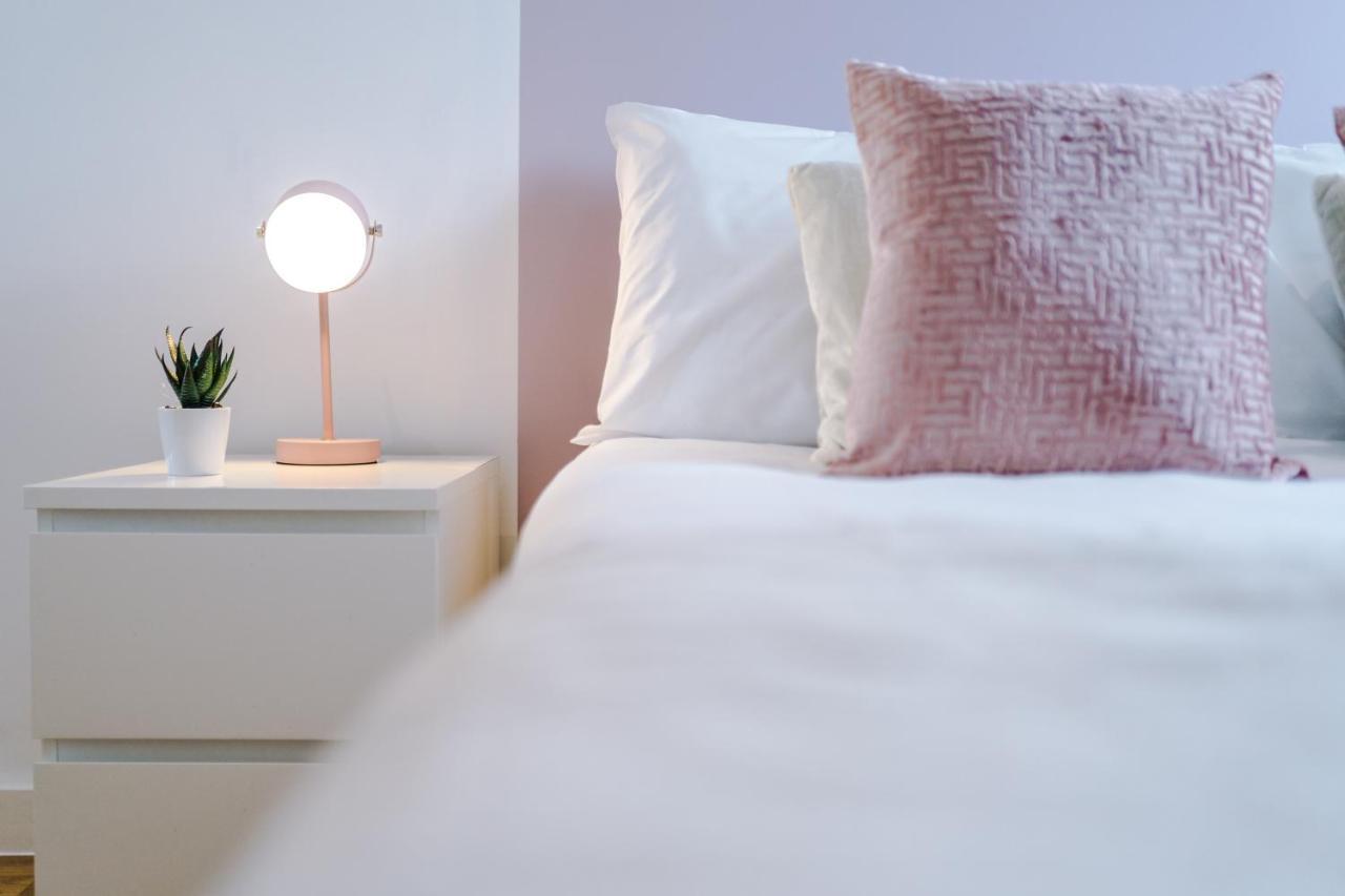Apartment Stunning Scandi Centre Penthouse - Sleeps 10 - Parking *