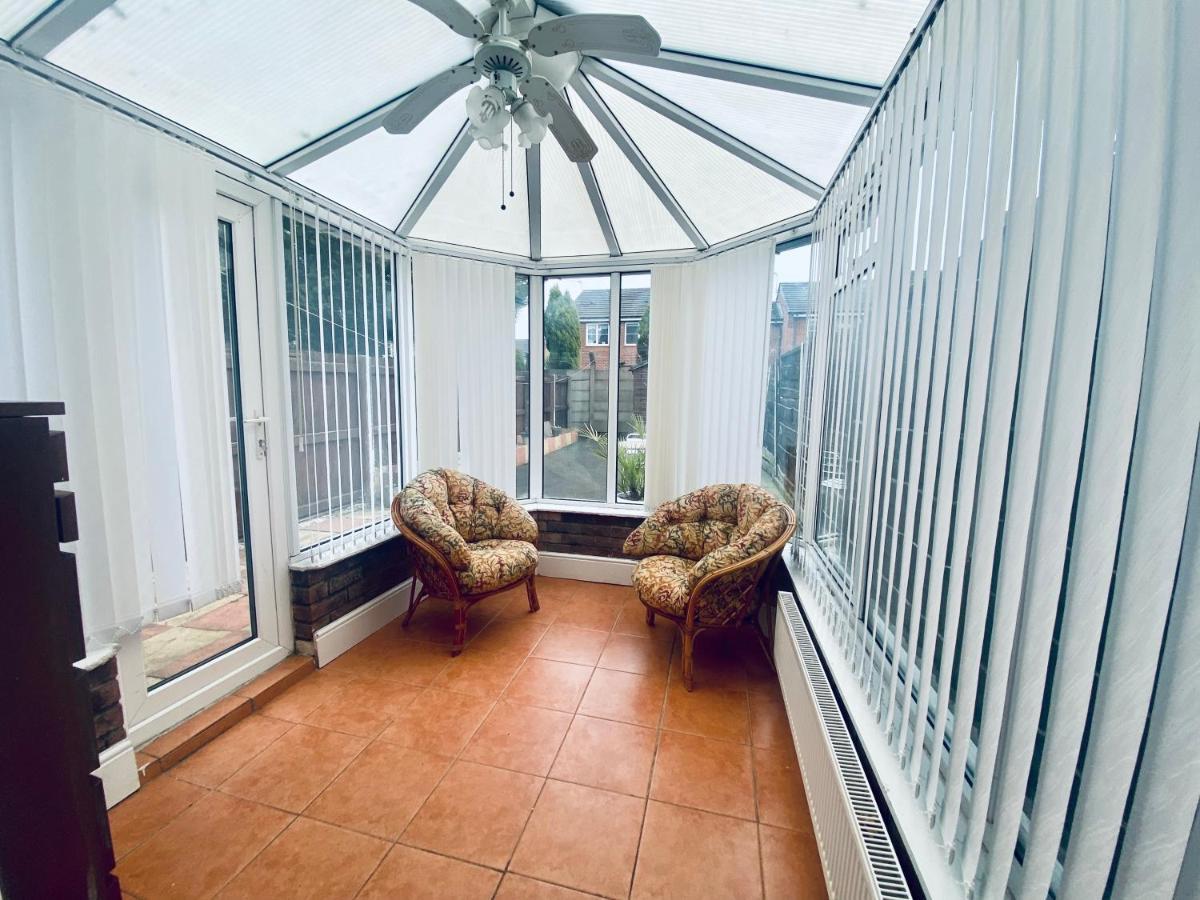 Appartement Comfortable House With Conservatory & Parking