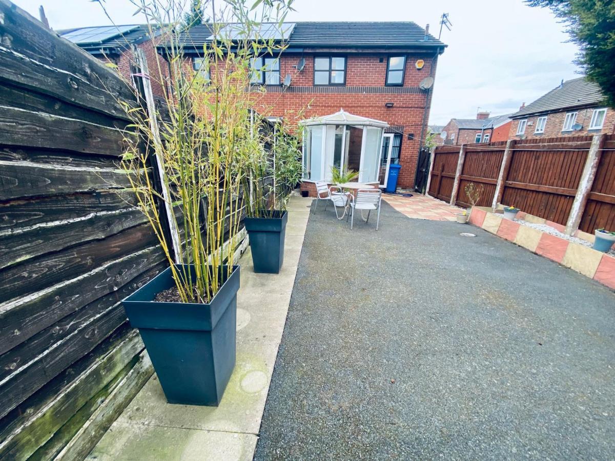 Comfortable House With Conservatory & Parking * Manchester
