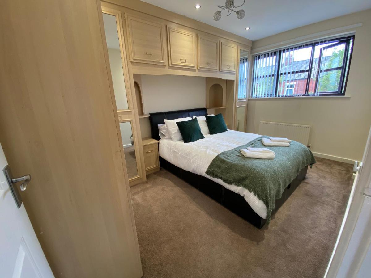 Comfortable House With Conservatory & Parking * Manchester
