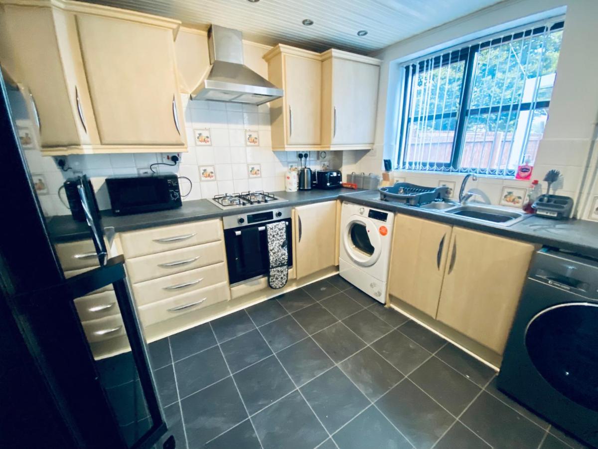 Comfortable House With Conservatory & Parking *