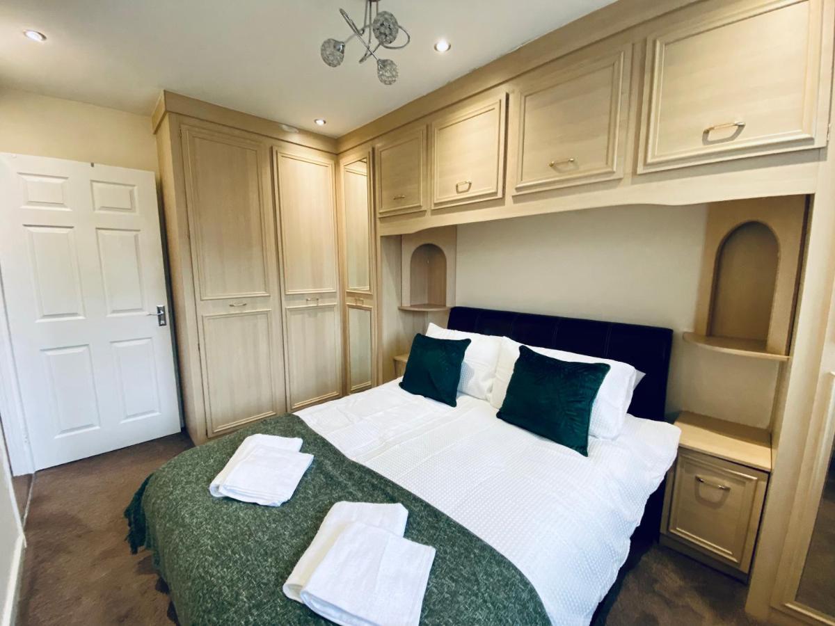 Comfortable House With Conservatory & Parking