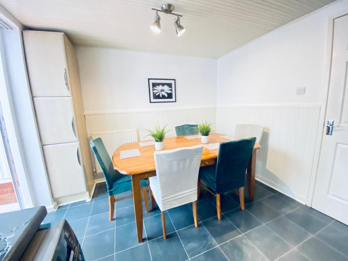 Comfortable House With Conservatory & Parking Manchester