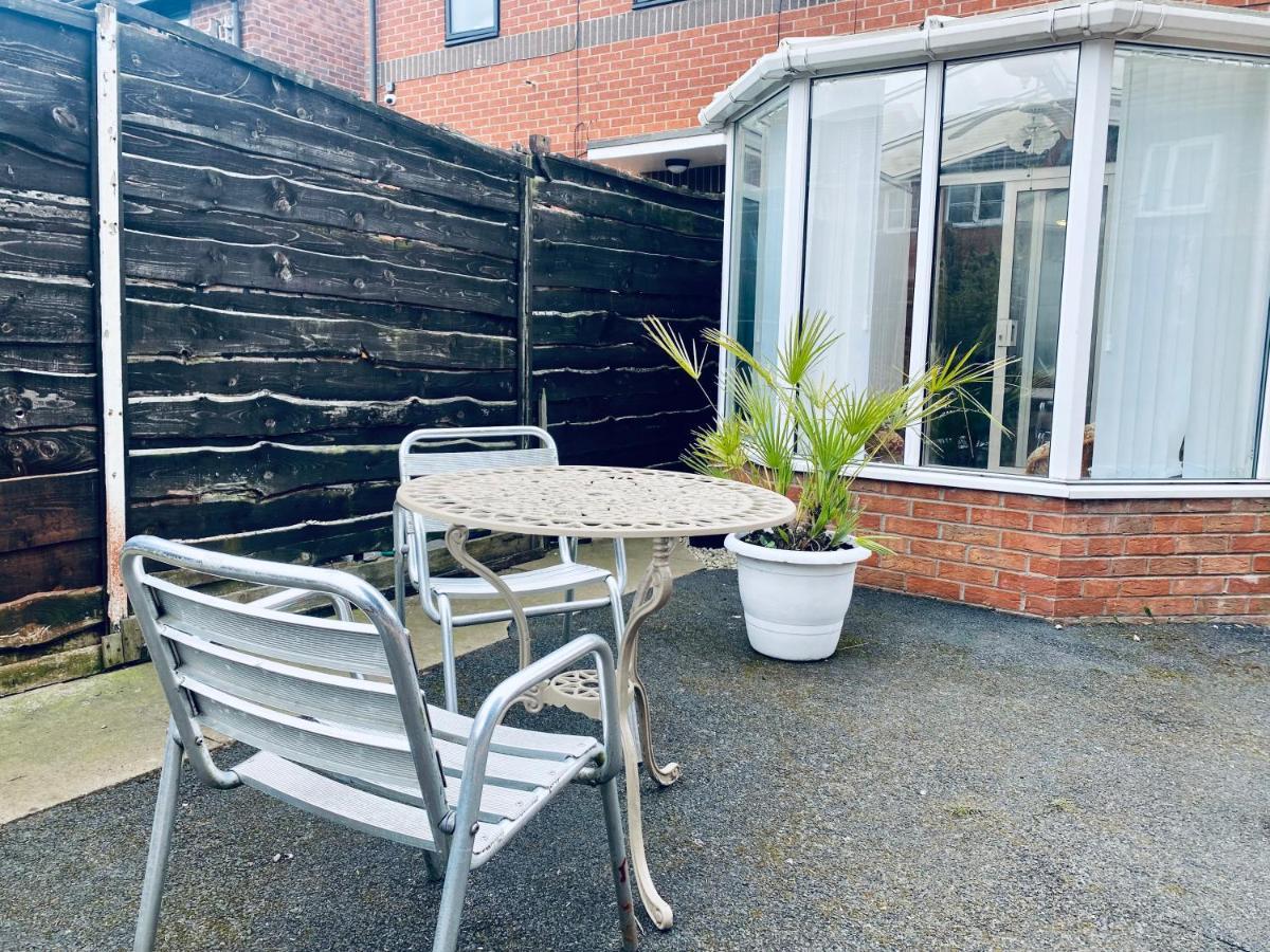 Comfortable House With Conservatory & Parking Manchester