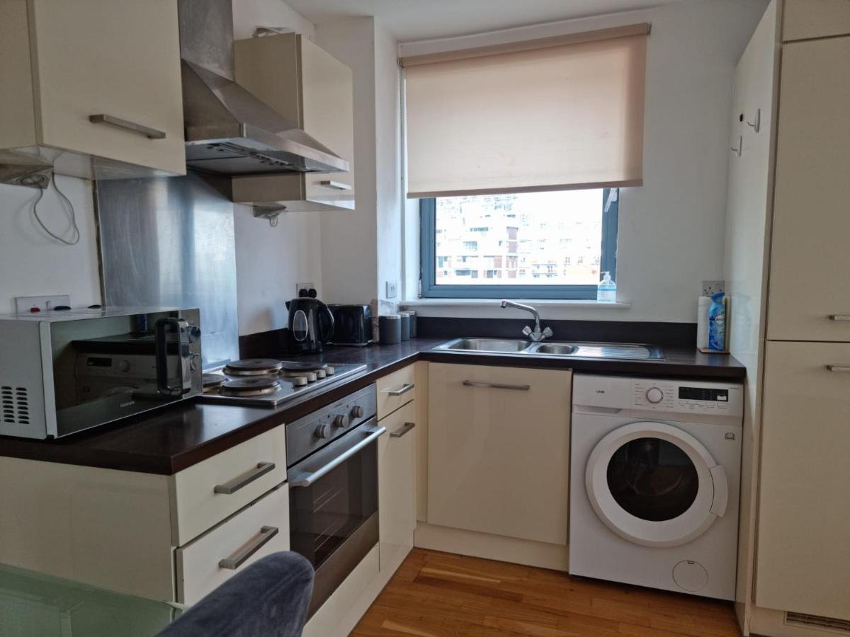 Beautiful 2-bed In Centre Apartment *