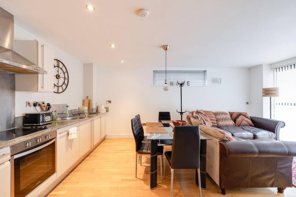 Apt In With Secure Parking Apartment *