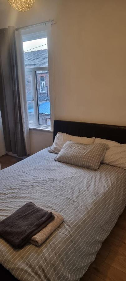 Budget 4 Bedroom House,entire Place.sleeps 10 Manchester