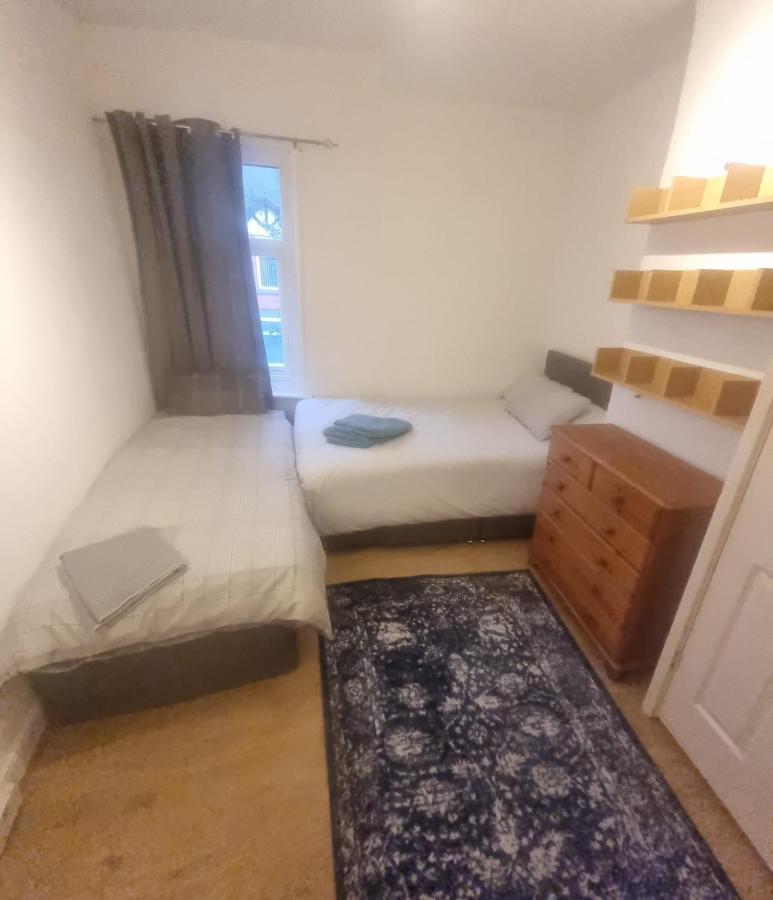 Budget 4 Bedroom House,entire Place.sleeps 10 Manchester
