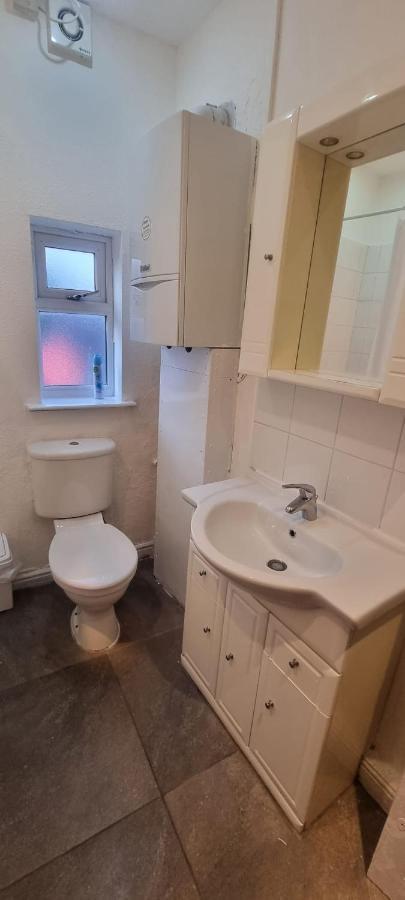 Holiday home Budget 4 Bedroom House,entire Place.sleeps 10