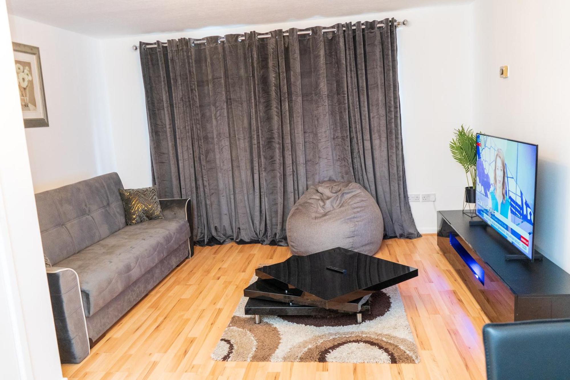 Cosy 2 Bed With Parking Near Piccadilly, Etihad Stadium And Coop Live Sleeps Up To 5 *