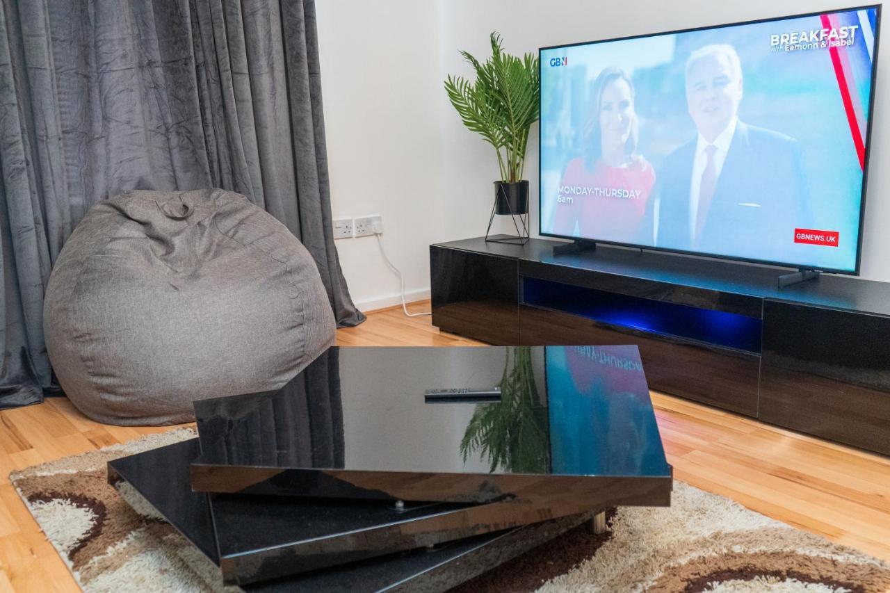 Cosy 2 Bed With Parking Near Piccadilly, Etihad Stadium And Coop Live Sleeps Up To 5 Holiday home Manchester