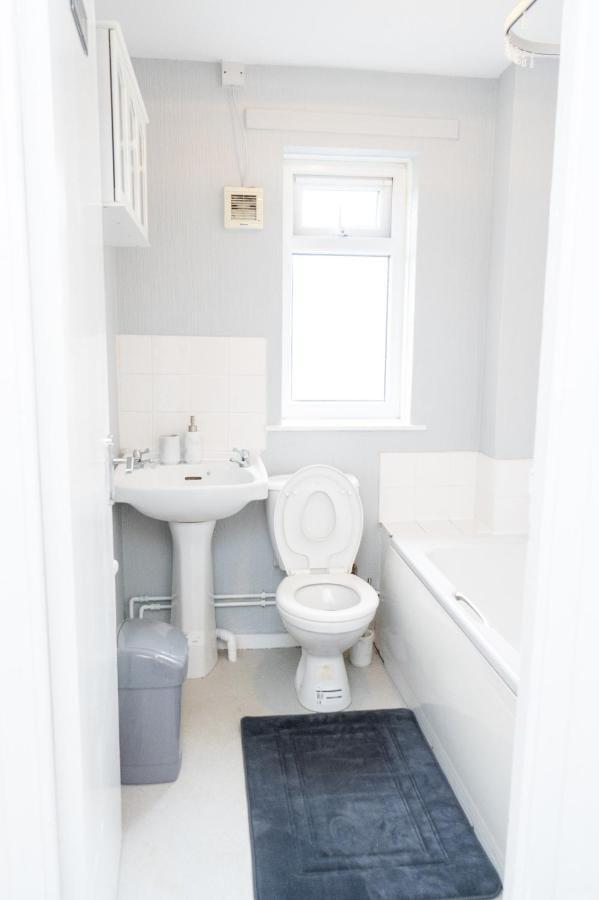 Cosy 2 Bed With Parking Near Piccadilly, Etihad Stadium And Coop Live Sleeps Up To 5 Holiday home