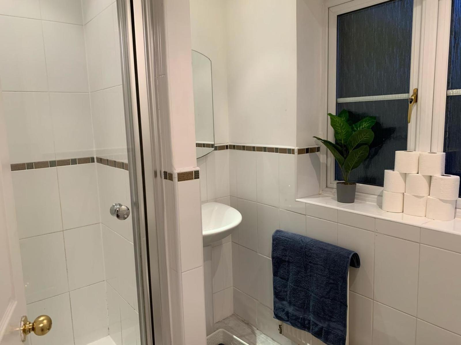Spacious And Amazing 4 Bedroom Detached House *