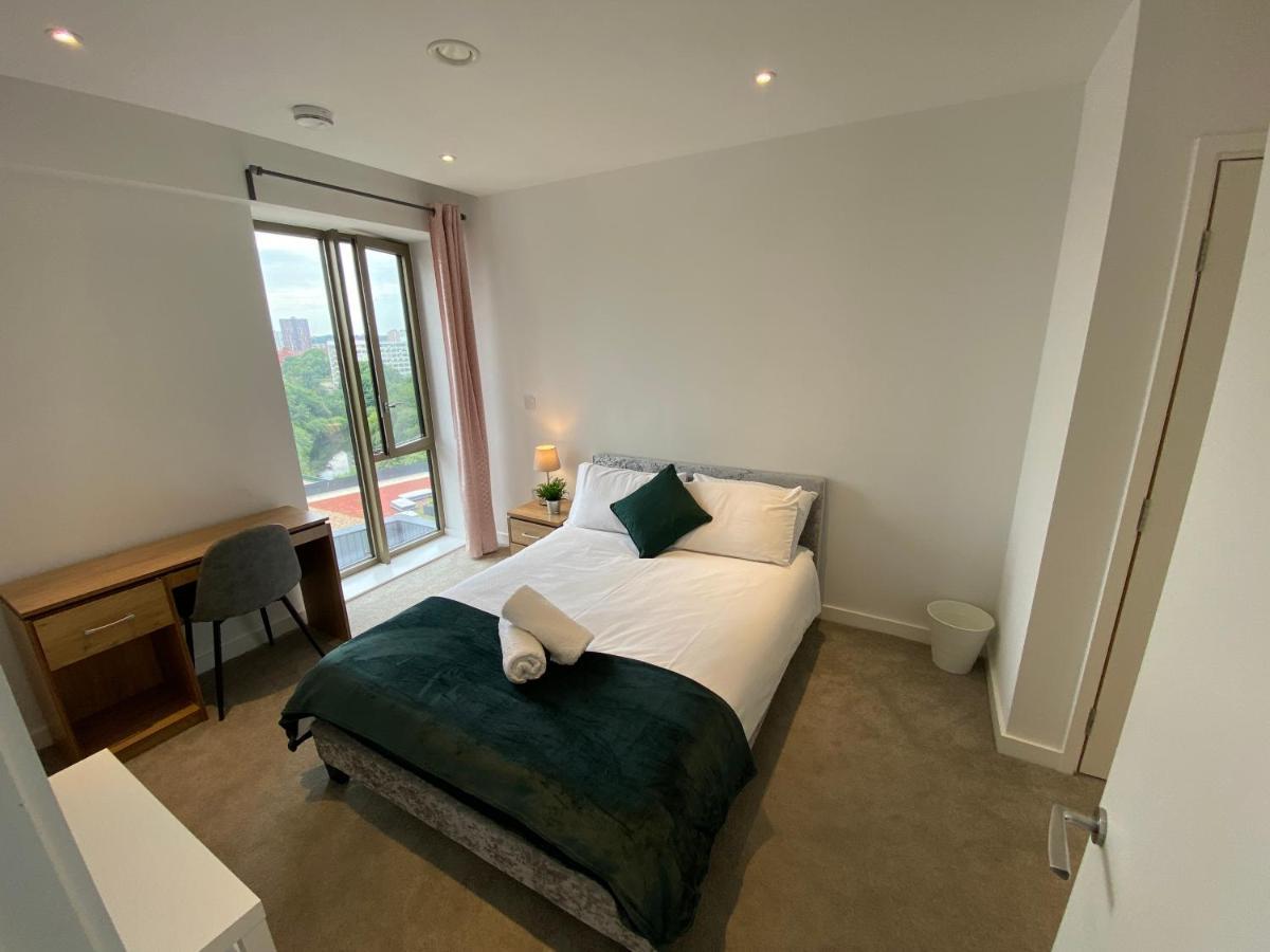 Modern 2 Bedroom Central Apartment *