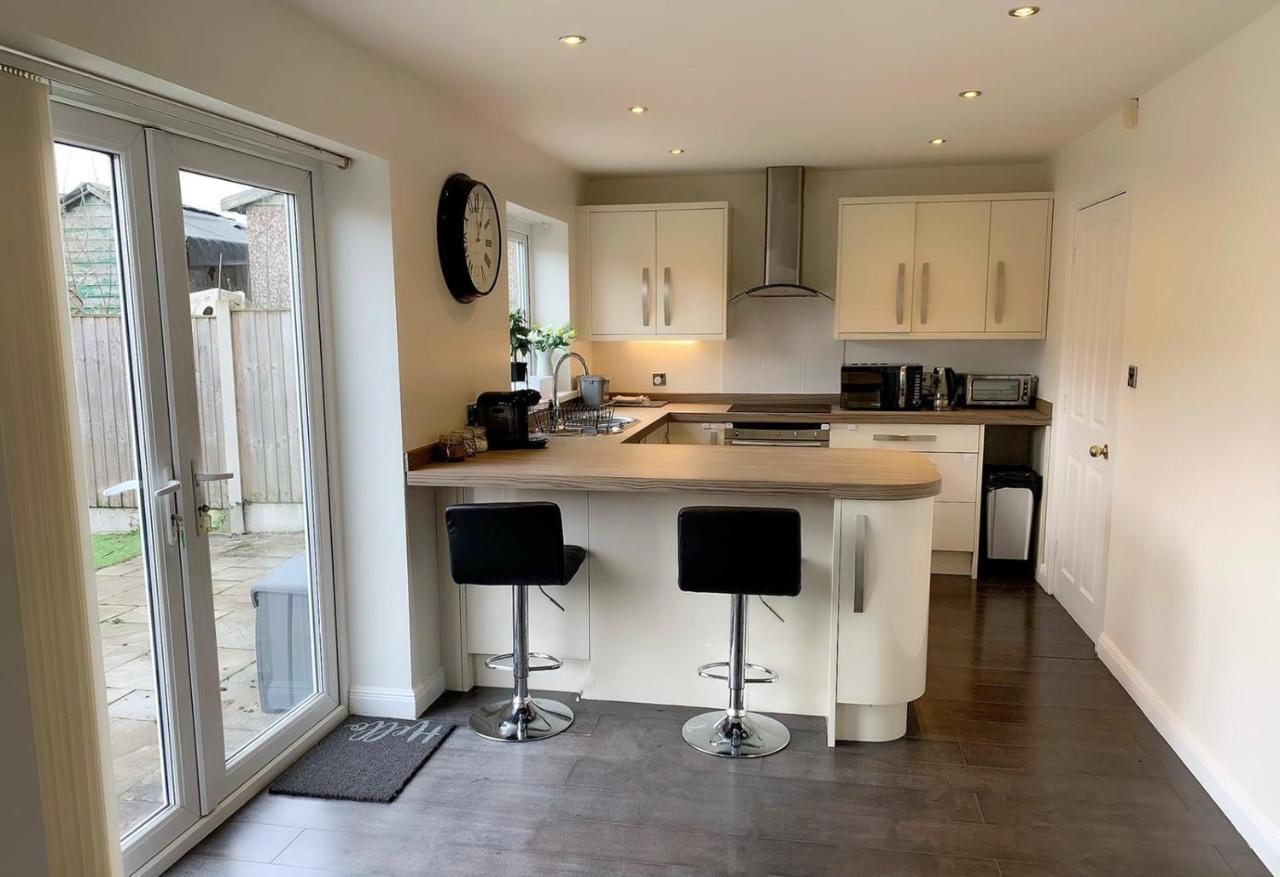 Spacious And Amazing 4 Bedroom Detached House Holiday home Manchester