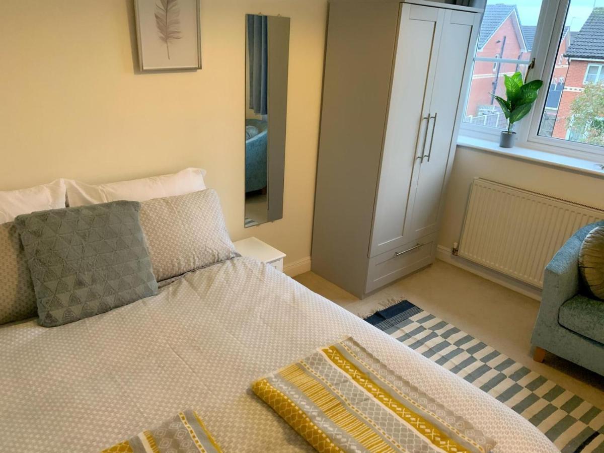 Spacious And Amazing 4 Bedroom Detached House Holiday home Manchester