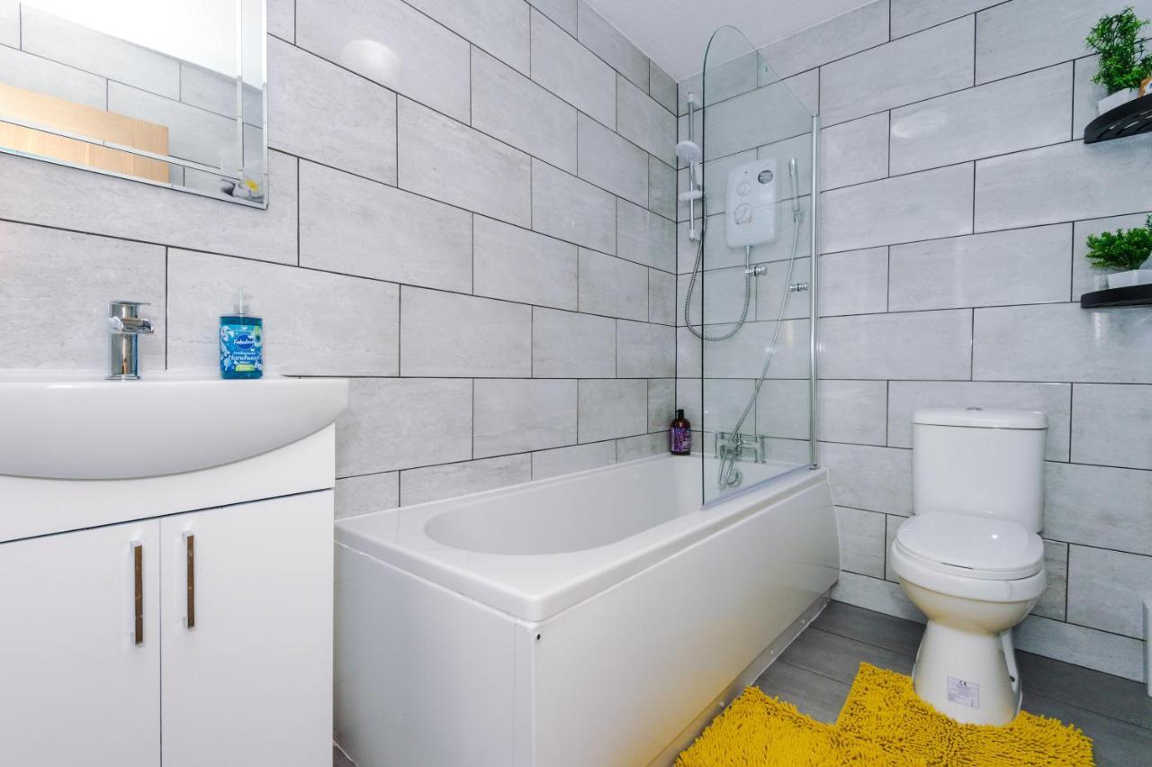 Stylish 4 Bedroom Close To City Centre Holiday home Manchester