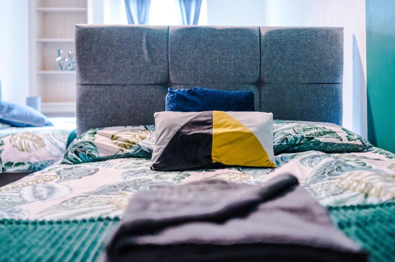Spacious - Sleeps 9 Manchester
